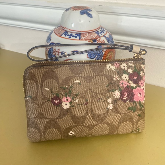 Coach Corner Zip Wristlet In Signature C Floral Print - Picture 3 of 7